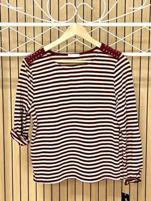 Camiseta rayas tachuelas hombros berenjena