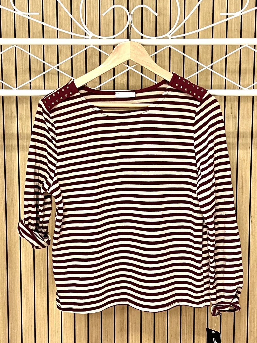 Camiseta rayas tachuelas hombros berenjena