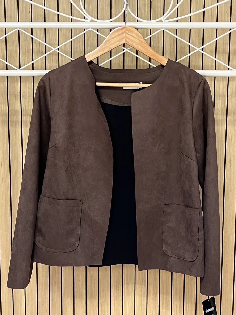 Chaqueta fina antelina con bolsillos chocolate
