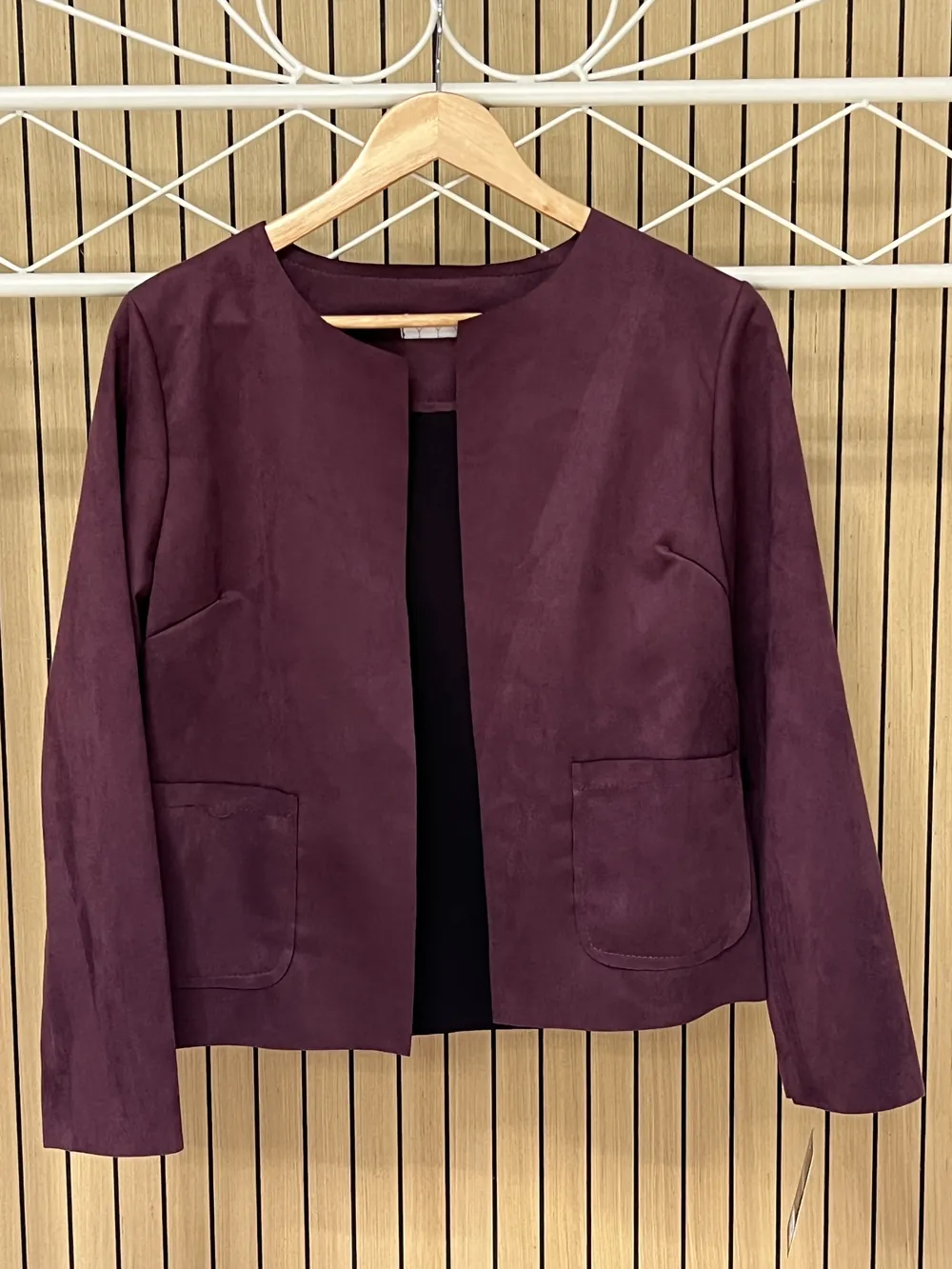 Chaqueta fina antelina con bolsillos berenjena