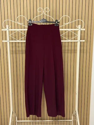 Pantalón capa aire con raya y bolsillos berenjena