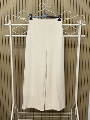 Pantalón capa aire con raya y bolsillos vainilla