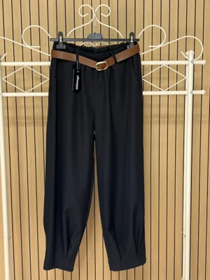 Pantalón tela globo pinzas en bajo + cinturón negro