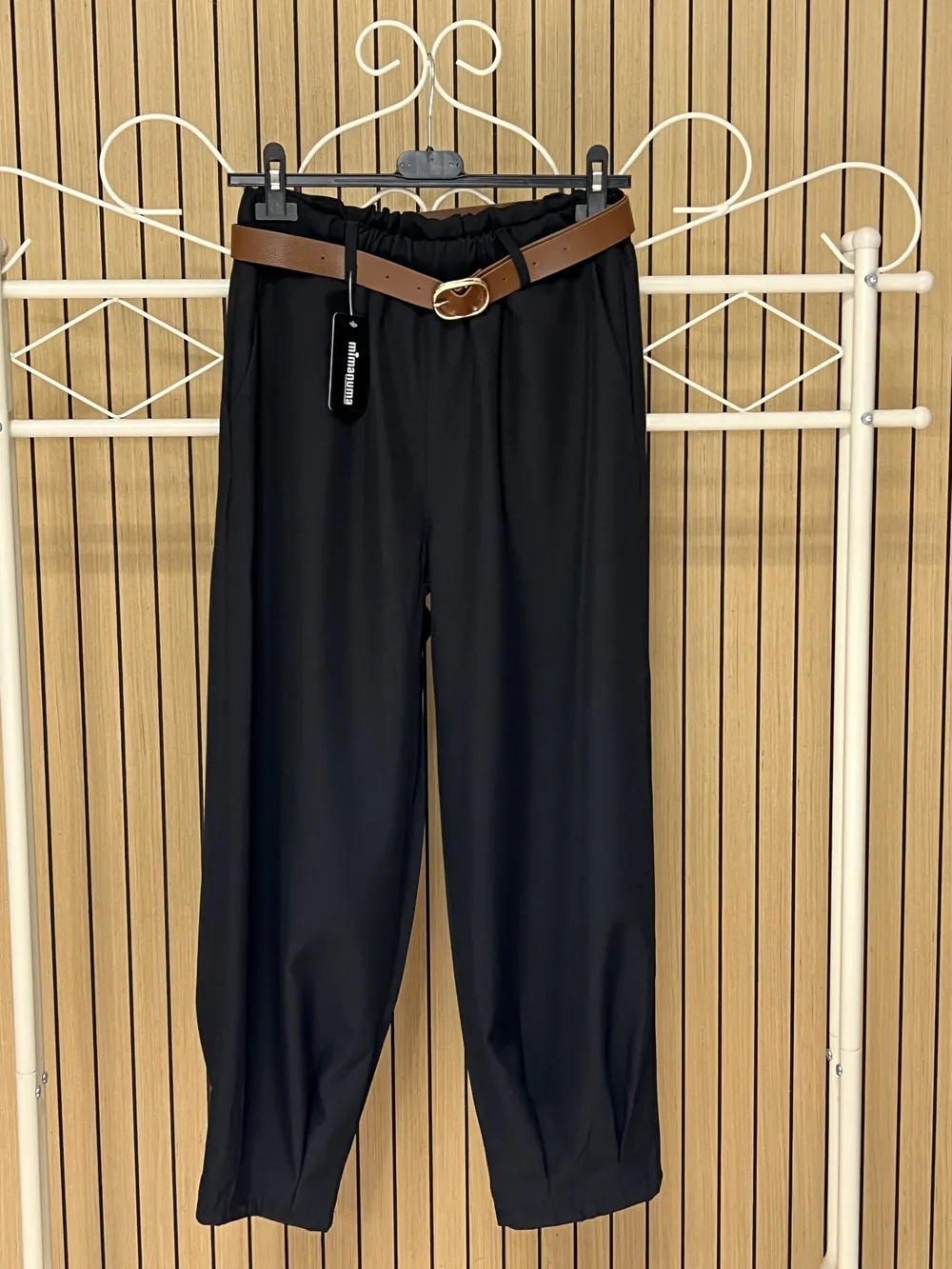 Pantalón tela globo pinzas en bajo + cinturón negro