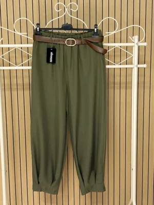 Pantalón tela globo pinzas en bajo + cinturón verde
