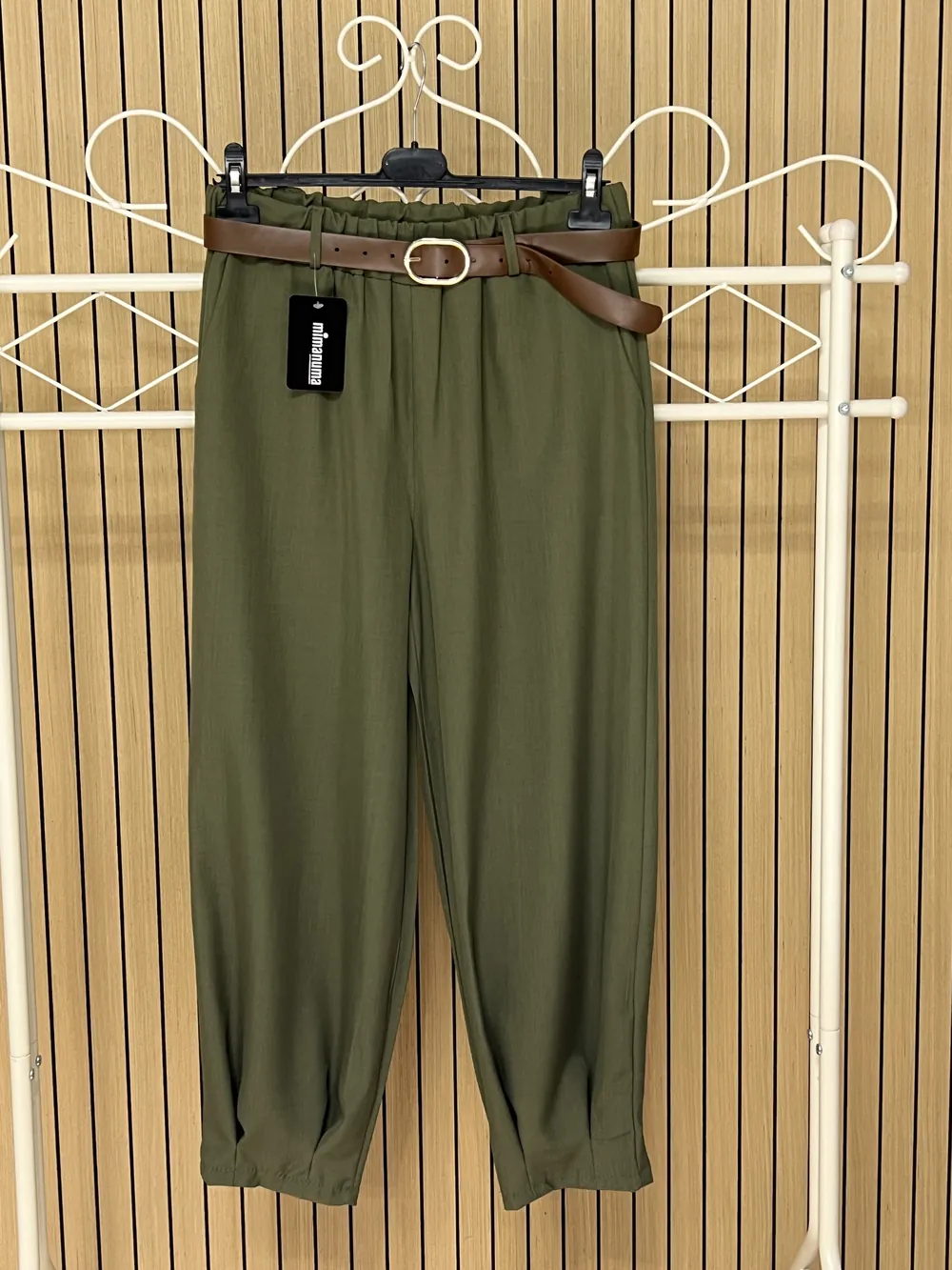 Pantalón tela globo pinzas en bajo + cinturón verde