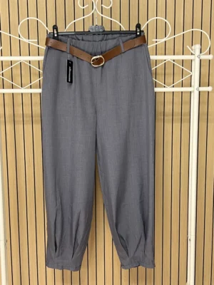 Pantalón tela globo pinzas en bajo + cinturón gris