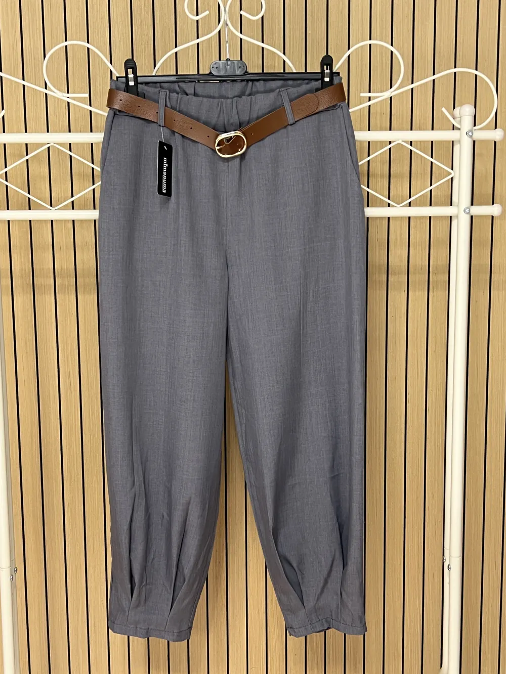 Pantalón tela globo pinzas en bajo + cinturón gris