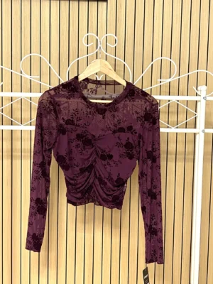 Camiseta de tul corta con fruncido estampado floral terciopelo berenjena