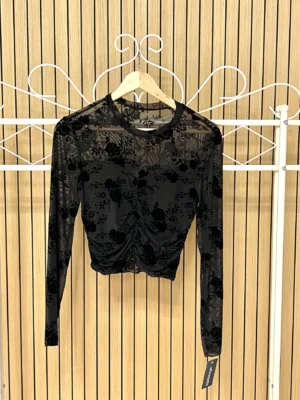Camiseta de tul corta con fruncido estampado floral terciopelo negra