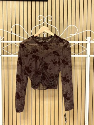 Camiseta de tul corta con fruncido estampado floral terciopelo chocolate