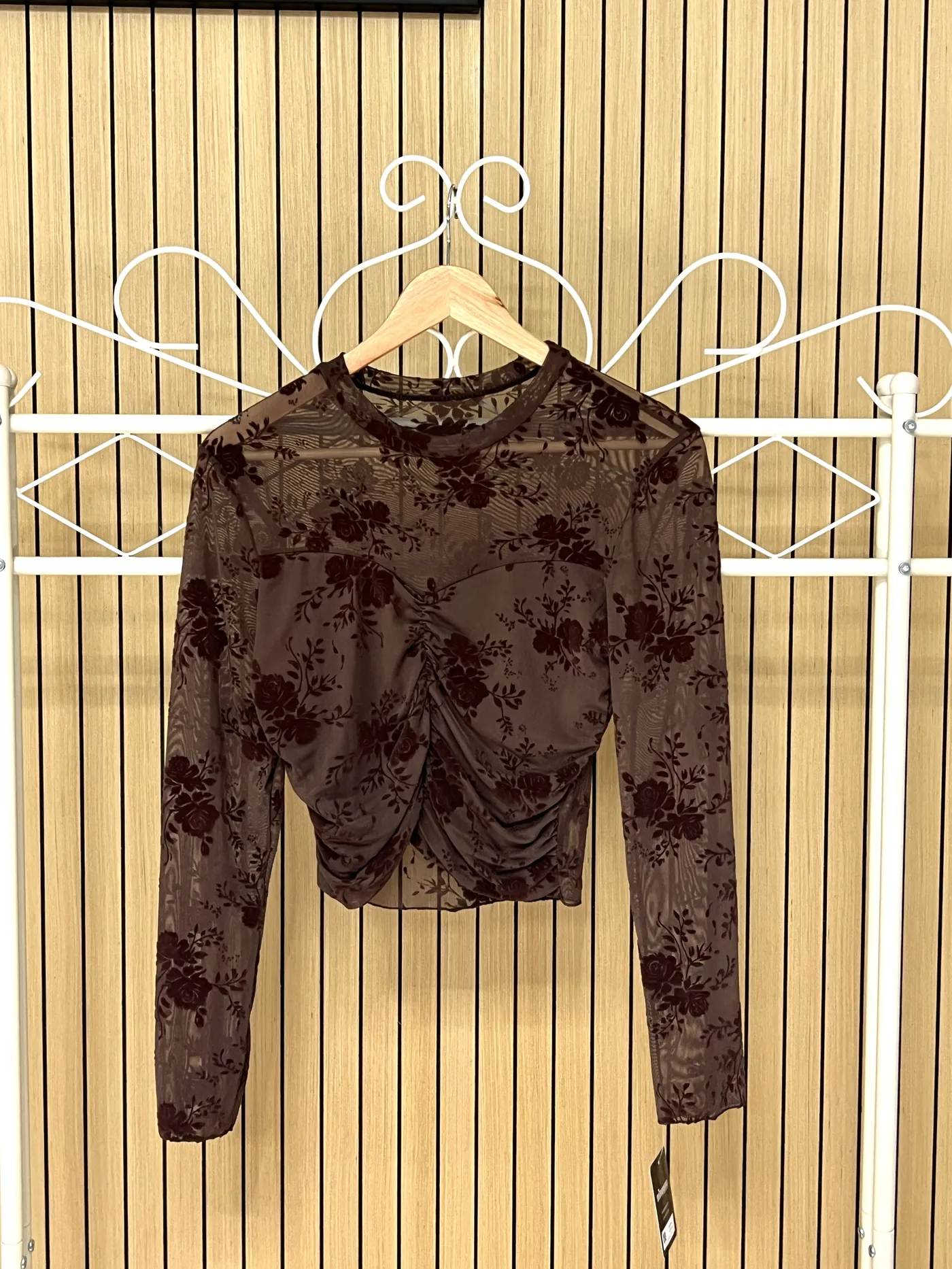 Camiseta de tul corta con fruncido estampado floral terciopelo chocolate