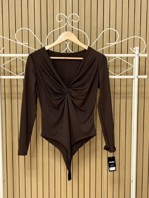 Body lycra con escote nudo chocolate