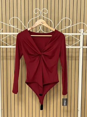 Body lycra con escote nudo granate