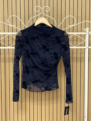 Camiseta tul fruncidos hombro lado floral azul marino