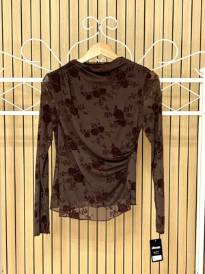 Camiseta tul fruncidos hombro lado floral chocolate