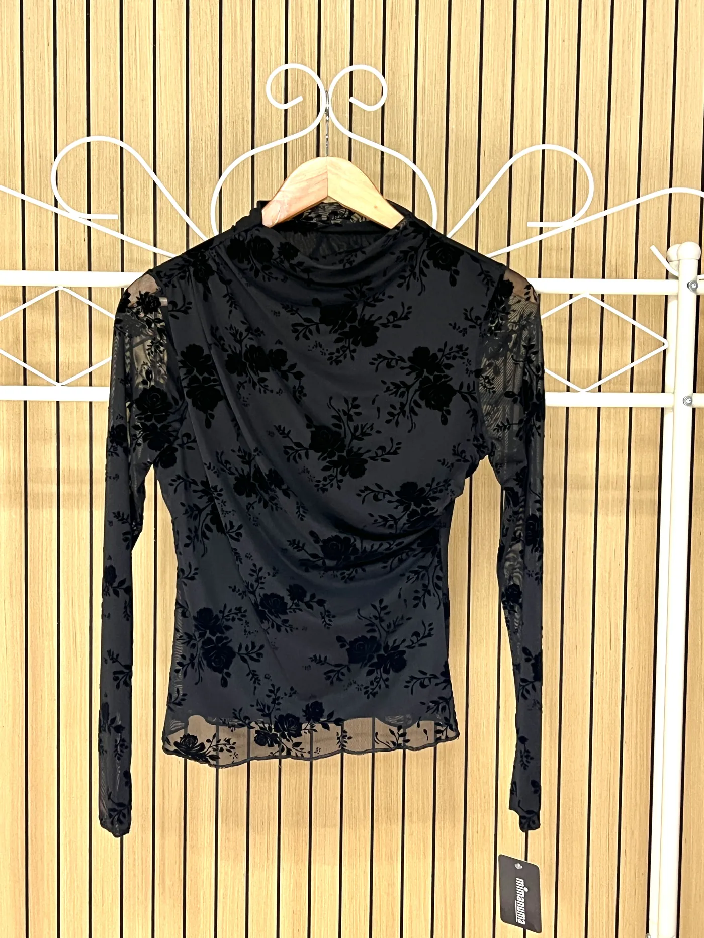 Camiseta tul fruncidos hombro lado floral negra