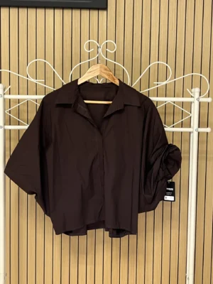 Camisa manga murciélago manga fruncida chocolate