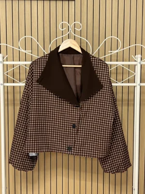 Chaqueta cuadros cuello liso marrón