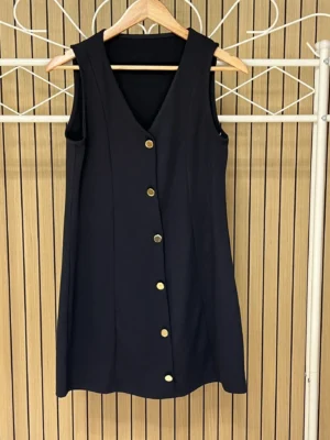 Vestido sin manga botones dorados negro