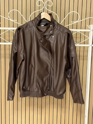 Chaqueta polipiel cintura engomada chocolate