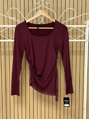 Camiseta lycra pico con encaje fruncida berenjena