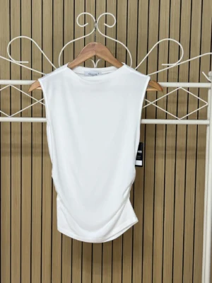 Camiseta de punto sin mangas fruncido cuello barca blanca