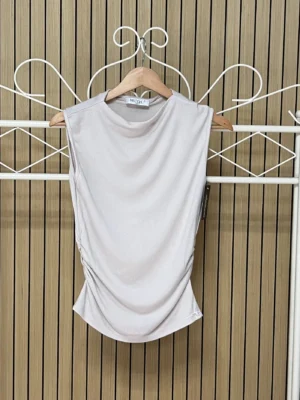 Camiseta de punto sin mangas fruncido cuello barca beige