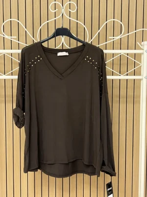 Camiseta algodón oversize escote pico tachuelas chocolate
