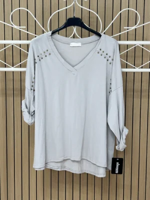 Camiseta algodón oversize escote pico tachuelas taupe
