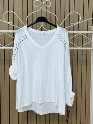 Camiseta algodón oversize escote pico tachuelas blanca