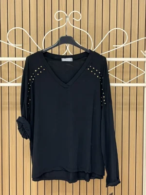 Camiseta algodón oversize escote pico tachuelas negra