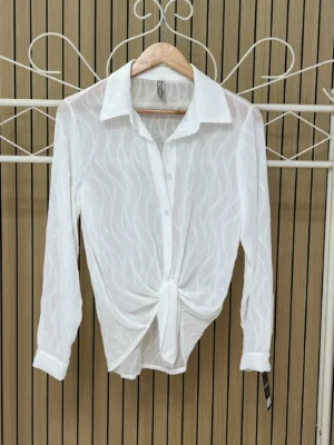 Camisa transparencia ondas relieve blanca