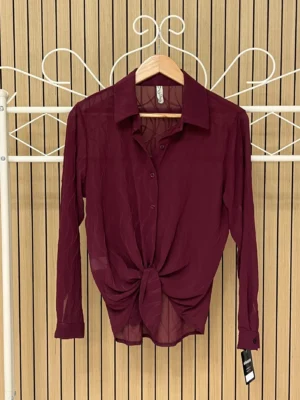 Camisa transparencia ondas relieve burdeos