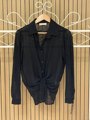 Camisa transparencia ondas relieve negra