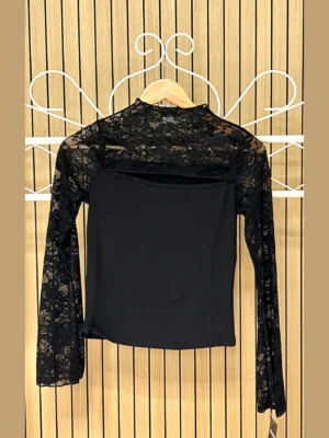 Camiseta mangas encaje escote ovalado negra