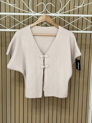 Chaqueta punto botón japonés beige