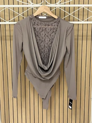 Body escote cascada con encaje taupe