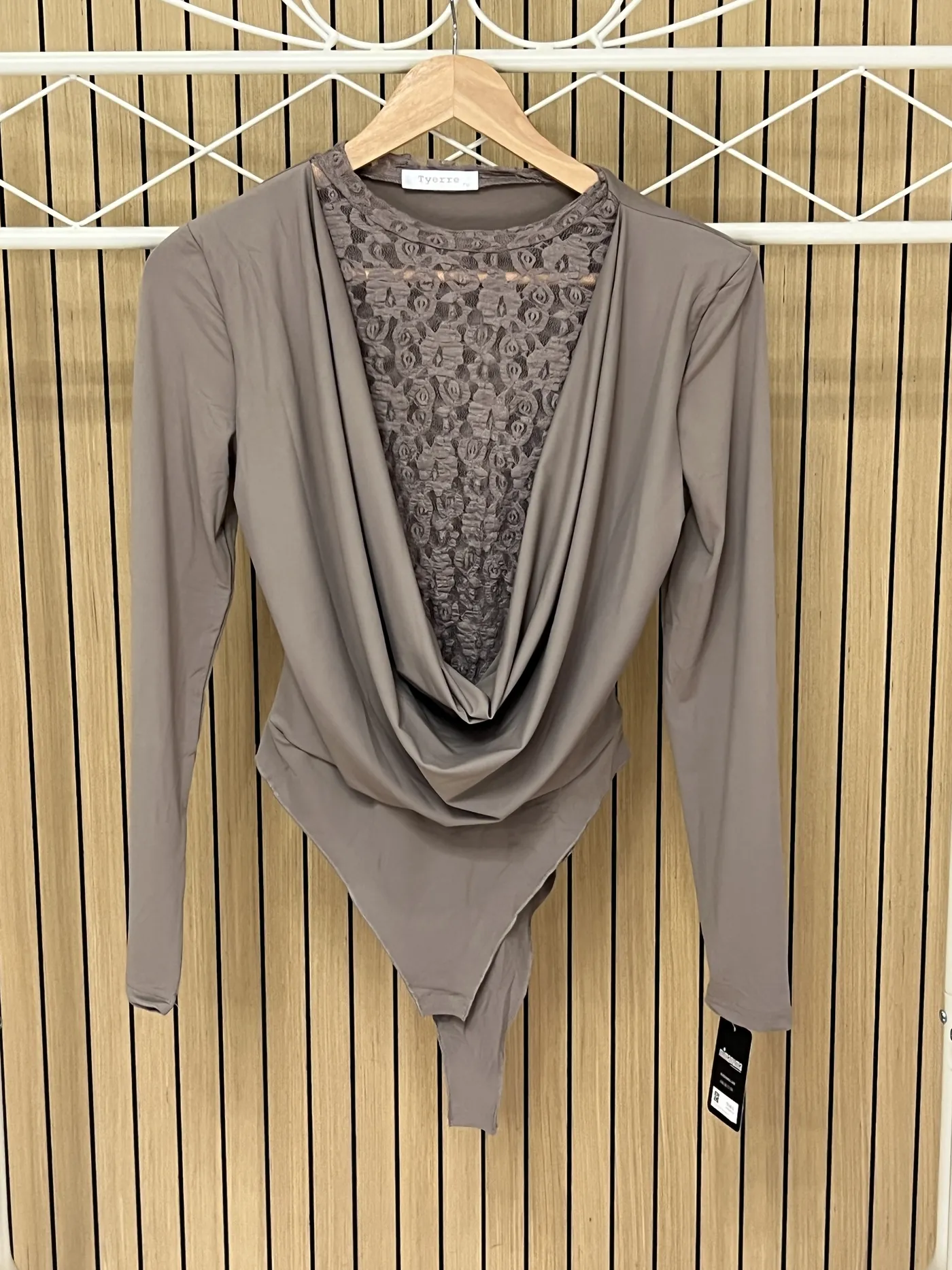 Body escote cascada con encaje taupe