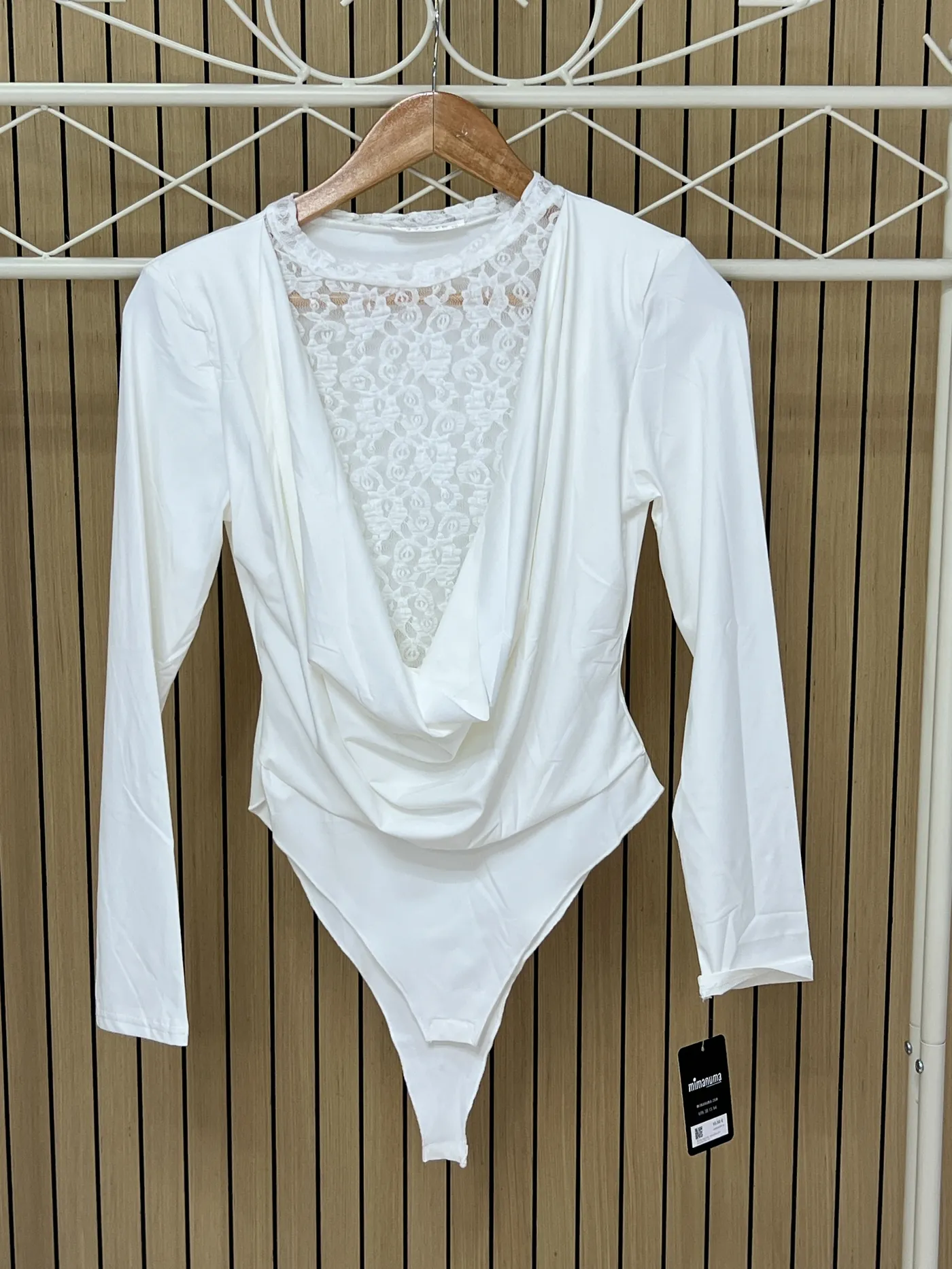 Body escote cascada con encaje blanco