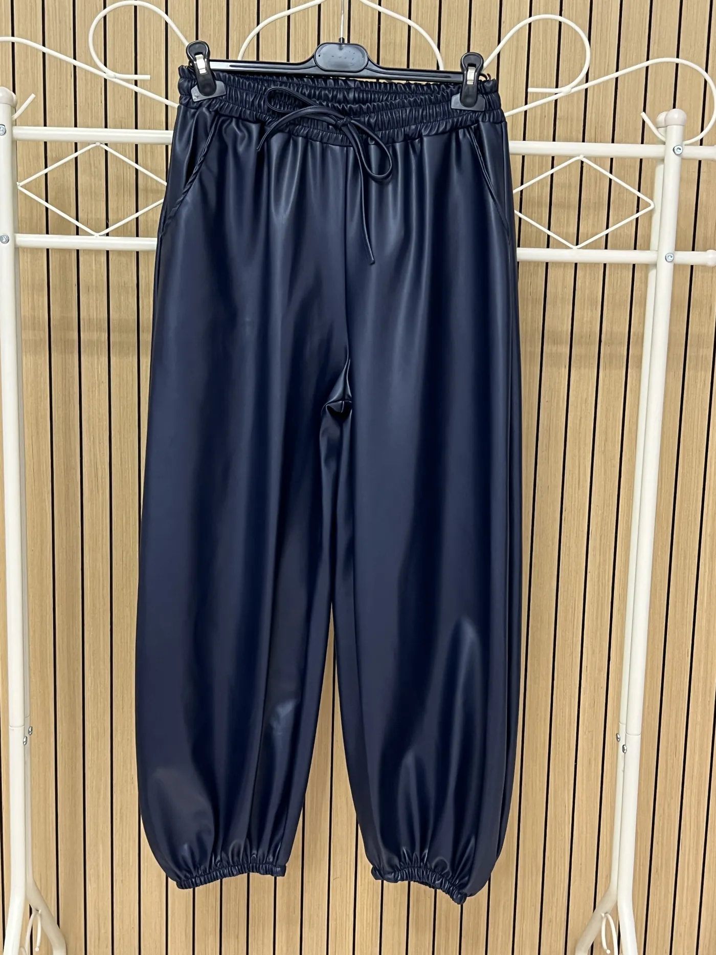 Pantalón globo polipiel puño engomado azul marino