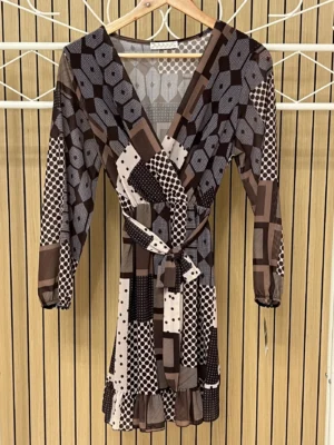 Vestido estampado de tul con volante escote pico