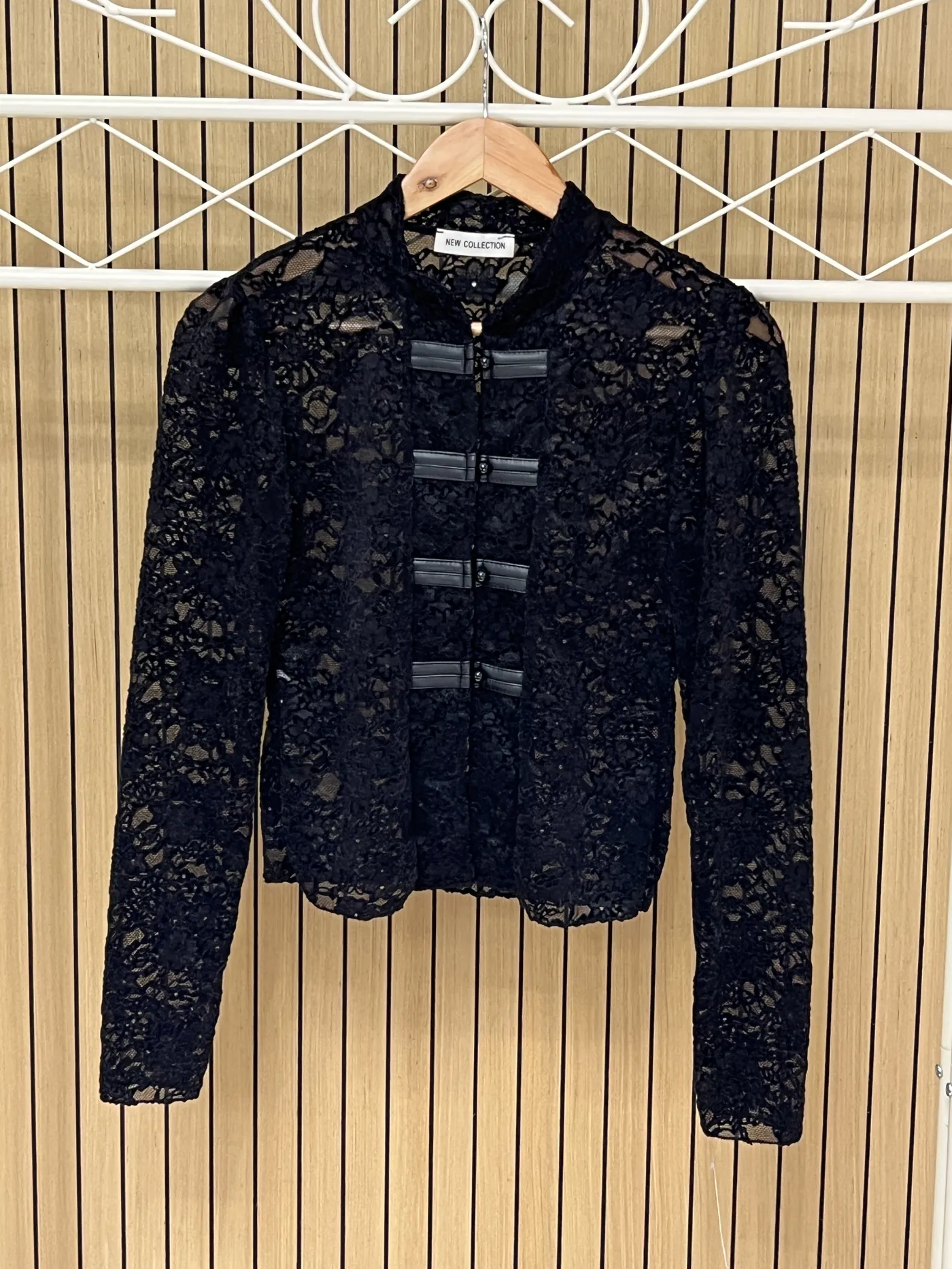 Chaqueta encaje botones redondos polipiel negra
