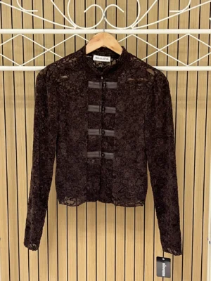 Chaqueta encaje botones redondos polipiel chocolate
