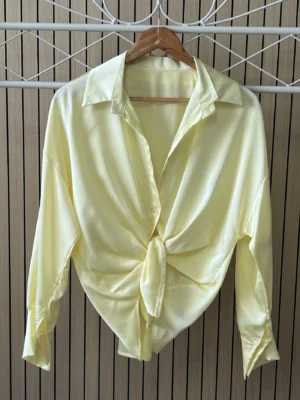 Camisa raso lisa amarilla