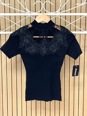 Jersey manga corta punto encaje escote negro