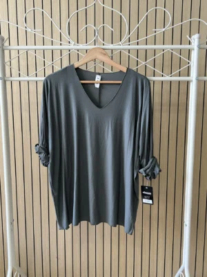 Camiseta básica escote pico verde