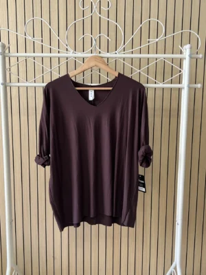 Camiseta básica escote pico chocolate