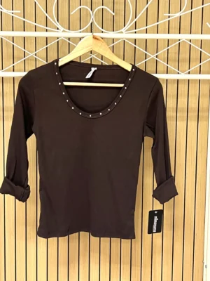 Camiseta tachuelas escote chocolate