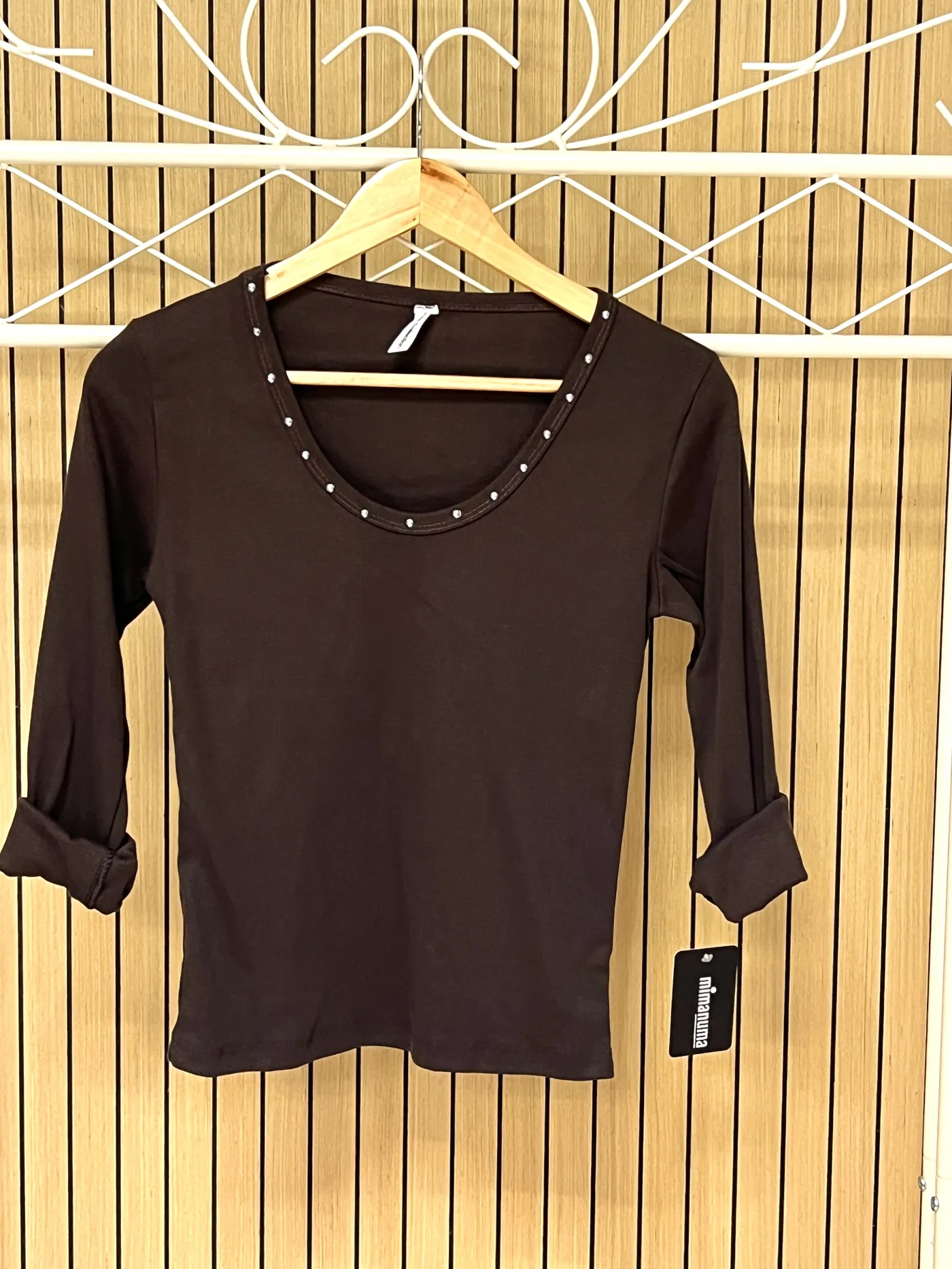 Camiseta tachuelas escote chocolate